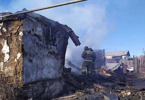 На Южном Урале при пожаре погибла двухлетняя девочка, ее мать и брата вытащили соседи