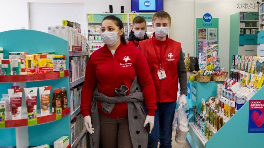 Как российские волонтеры помогают пенсионерам пережить карантин из-за коронавируса
