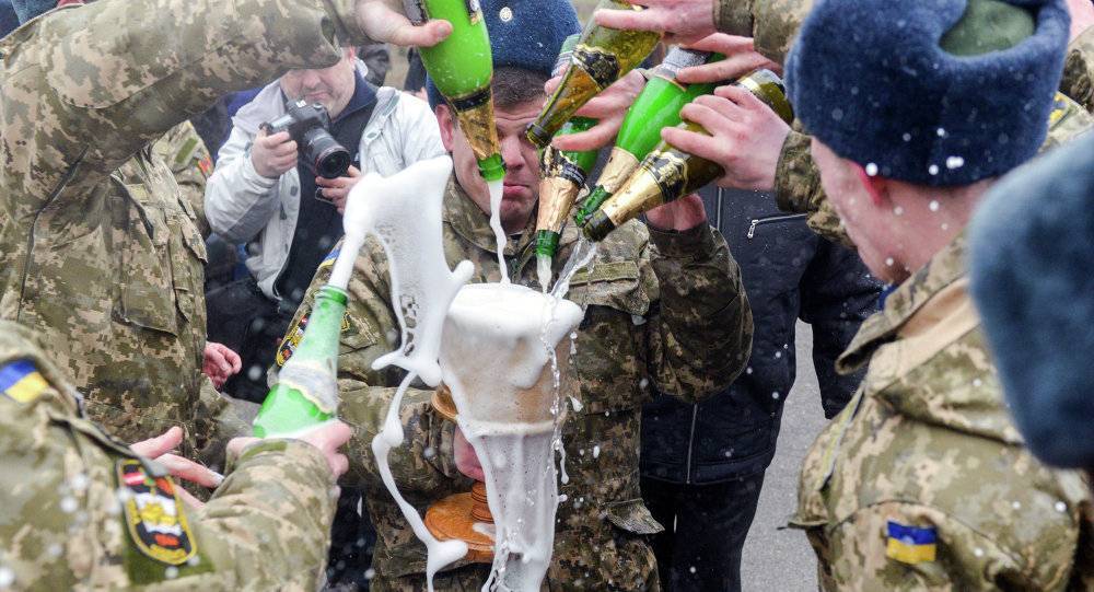 Украинская армия спасается от коронавируса дустом и массовой...