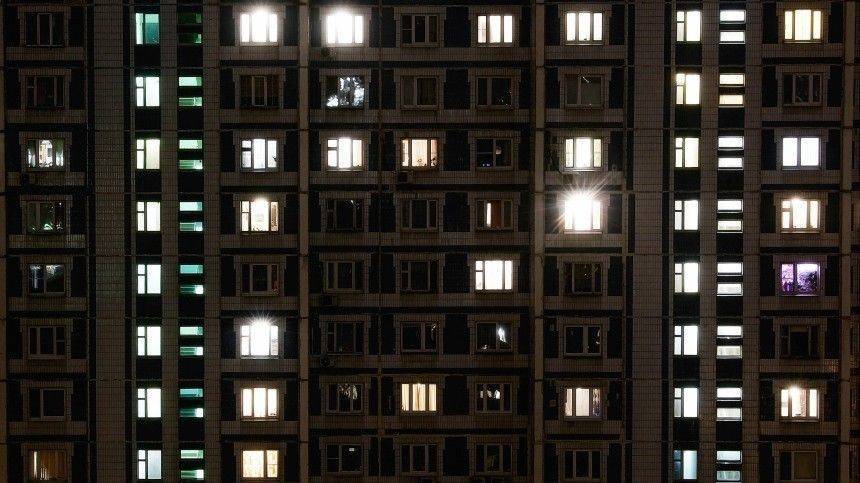 В Петербурге мужчина выпал из окна 16-го этажа и выжил