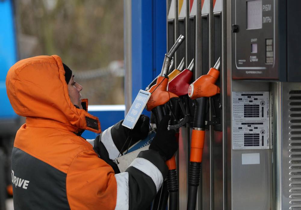 Депутат предложил снизить цены на бензин
