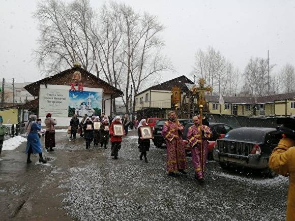 Из-за пандемии коронавирусу священники окропили окраины Екатеринбурга святой водой
