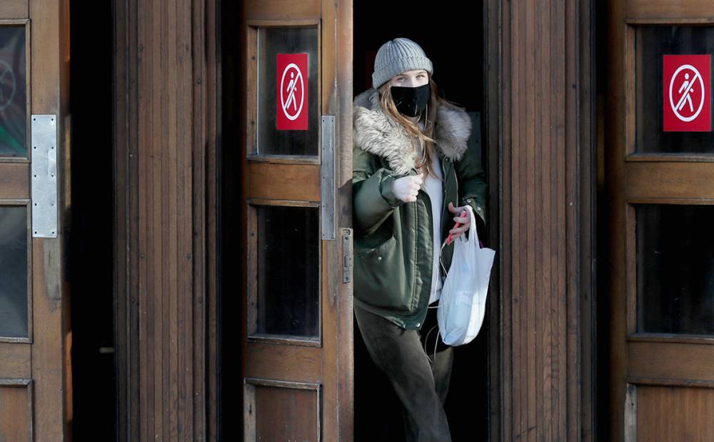 В Москве ввели карантин для пожилых людей; число заболевших коронавирусом россиян выросло до 438