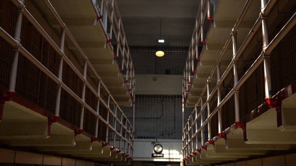 Заключенных начали освобождать из американских тюрем из-за коронавируса