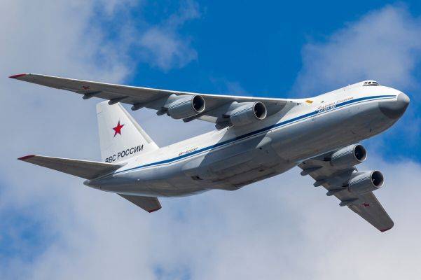 В Россию из Китая военный самолет доставили более 25 млн защитных масок