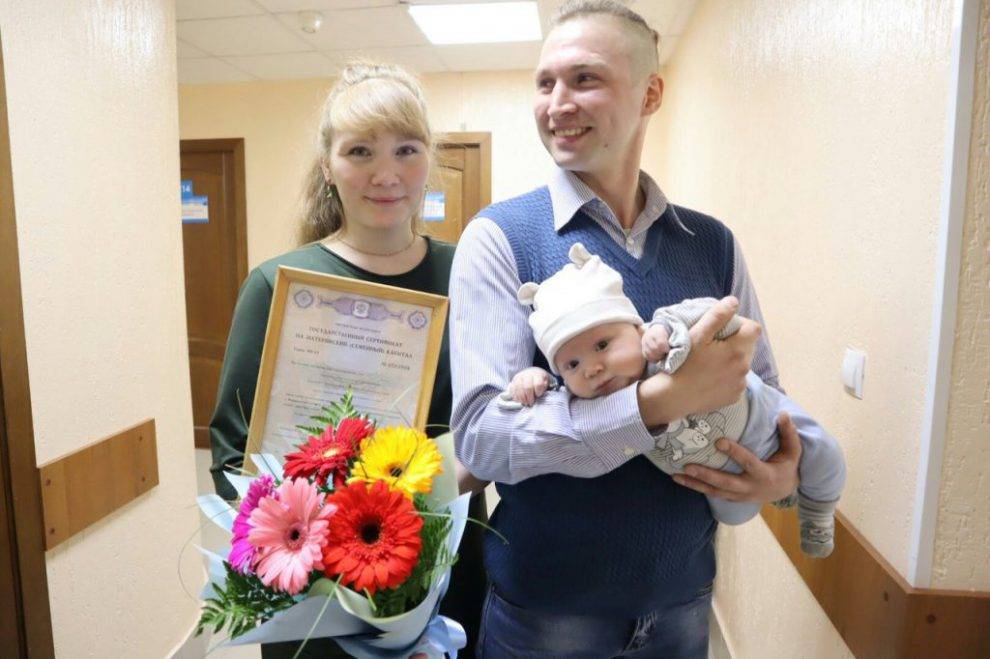 Первый сертификат на маткапитал за рождение первенца вручили в Глазове