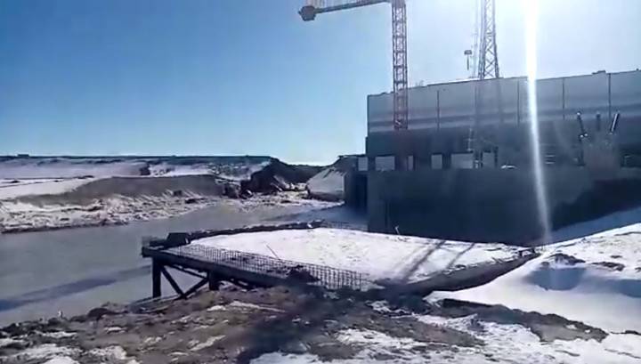 На строящейся ГЭС в Карелии прорвало дамбу
