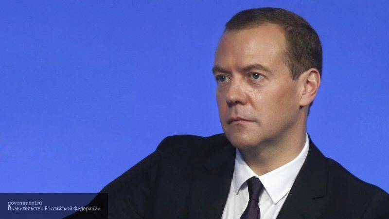 Медведев поручил поощрять медиков за сверхурочную работу на фоне коронавируса