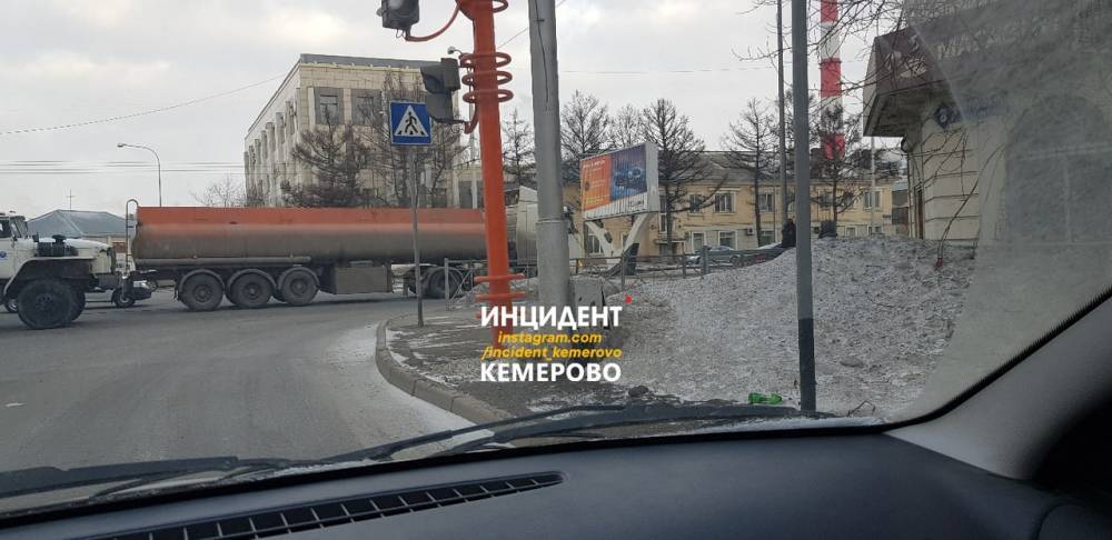 В Кемерове столкнулись бензовоз и автомобиль такси