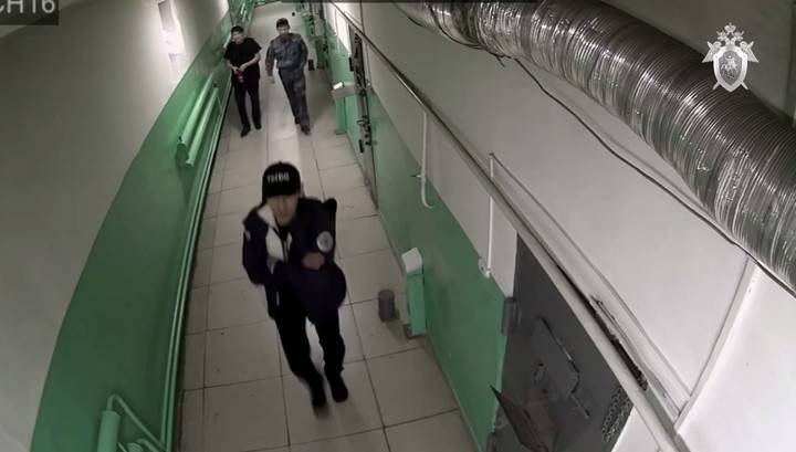 Массовый побег из ИВС в Туве сняли на видео - vesti.ru