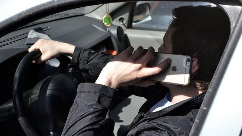 Камеры будут выявлять водителей, говорящих за рулем по телефону