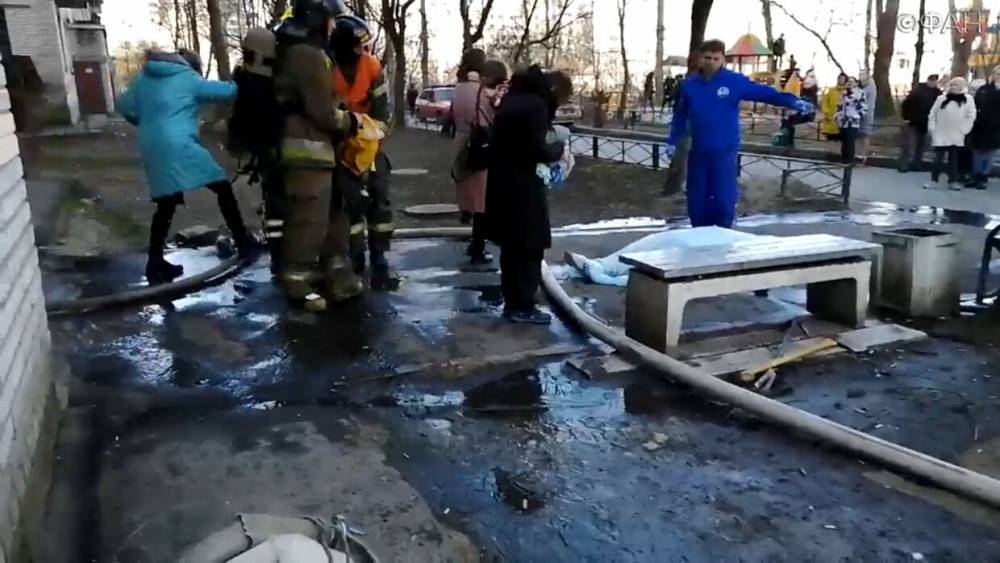 Мужчина погиб при пожаре в жилом доме в Петербурге.
