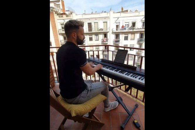 В Барселоне музыканты исполняют композиции прямо с балконов домов во время карантина