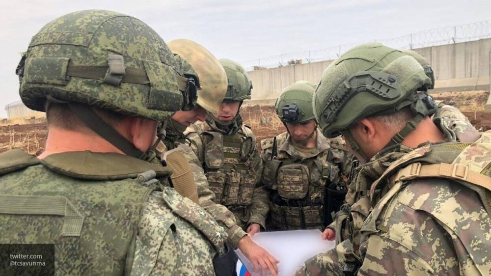 Российские и турецкие солдаты провели второе совместное патрулирование трассы М4 в Сирии