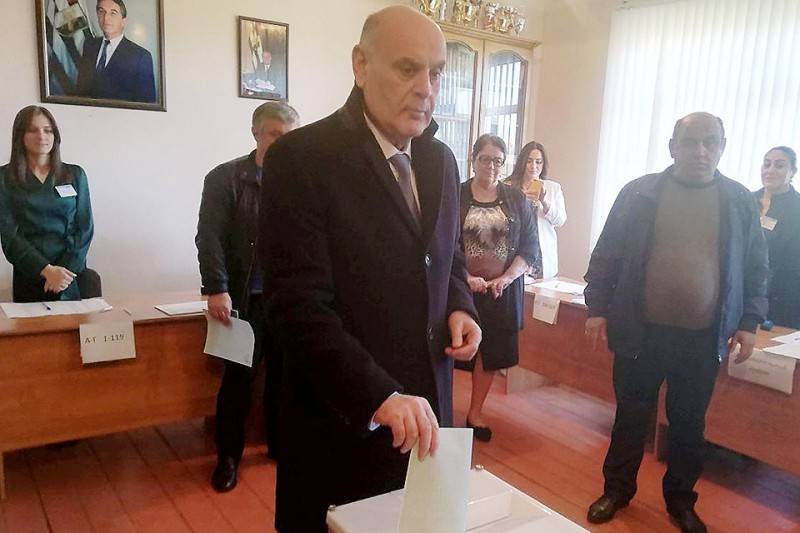 Абхазия выбрала нового президента, дезинфицируя руки... чачей
