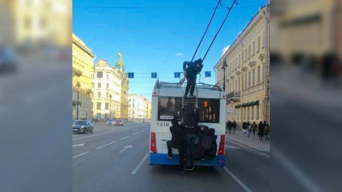Школьники-зацеперы облепили троллейбус на Невском проспекте