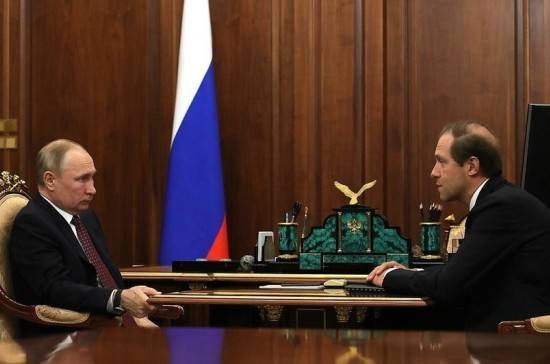 Мантуров рассказал Путину, когда появятся медицинские маски