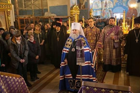 Югорский митрополит не стал закрывать храмы и призвал прихожан чаще собираться на молитву