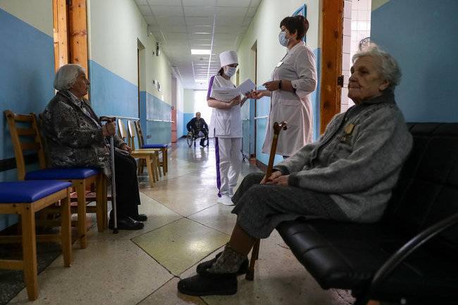 Москва «закрыла» пожилых на дому для борьбы с коронавирусом