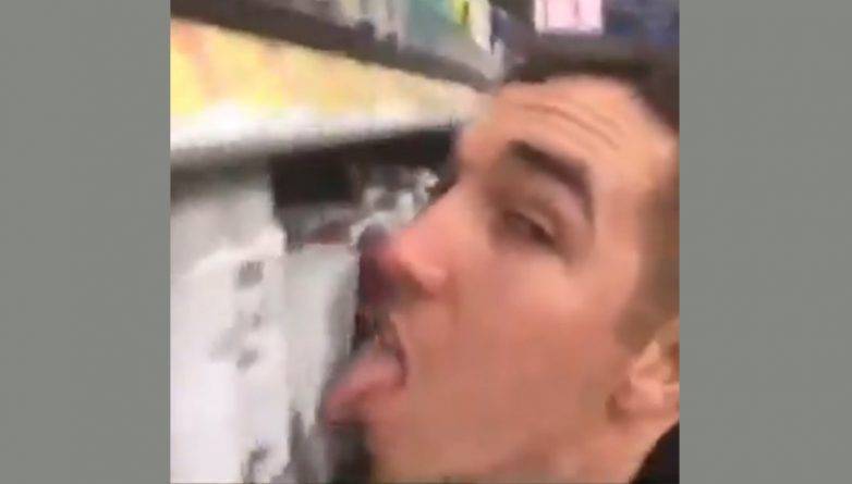 На вирусном видео мужчина облизал товары в магазине со словами: «Кто боится коронавируса?»