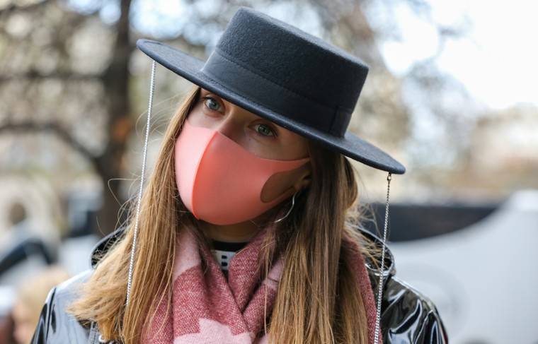 Balenciaga и Yves Saint Laurent выпустят медицинские маски