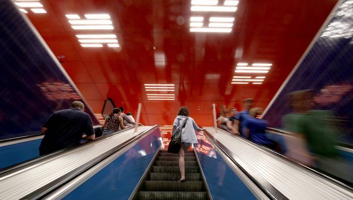 В Мюнхене мужчина "с коронавирусом" облизал в метро поручни и автоматы