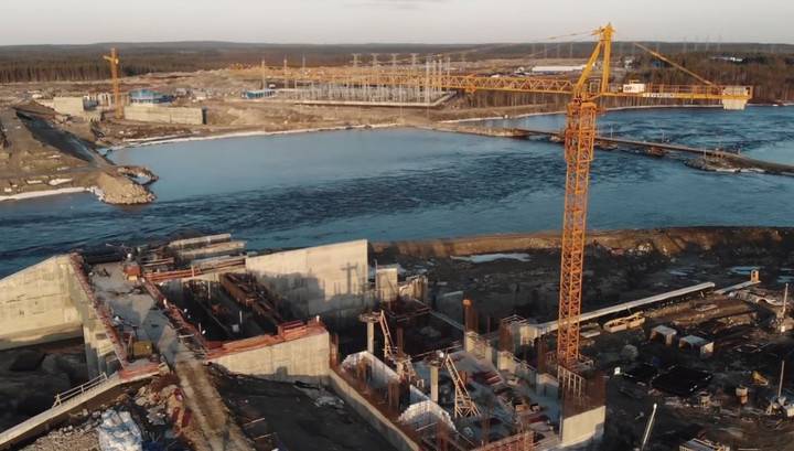 На строящихся в Карелии ГЭС начали укреплять подмытую дамбу