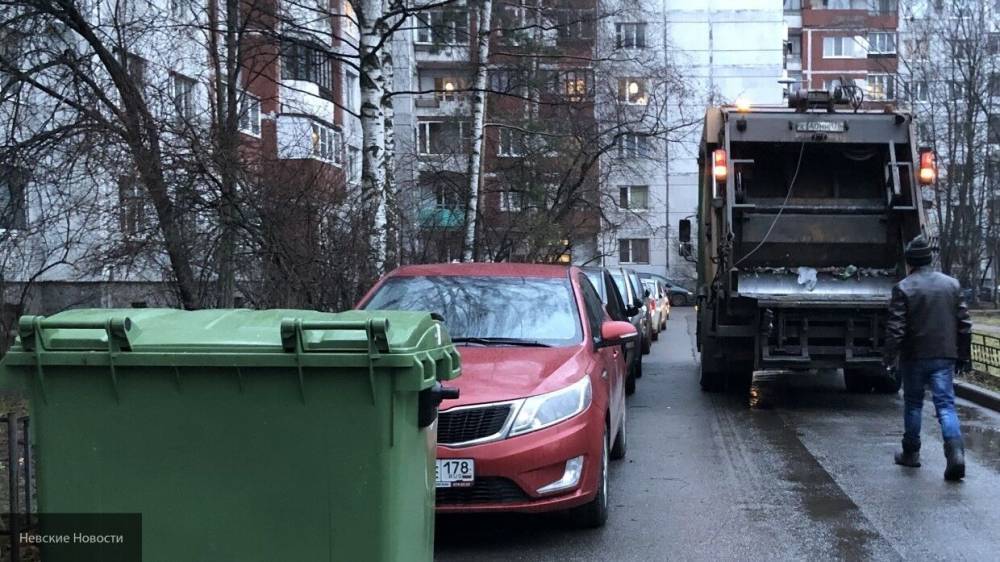 Пенсионер погиб под колесами мусоровоза в Екатеринбурге