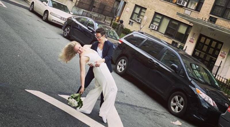 В карантинном Нью-Йорке пара поженилась на улице, а ведущий церемонии стоял на четвертом этаже