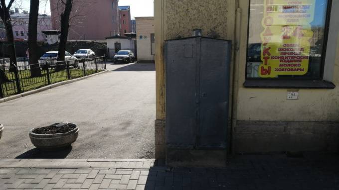 Закрашенное граффити на Херсонской расстроило петербуржцев