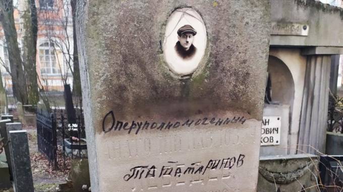 Вандалы испортили надгробия на кладбище у Александро-Невской лавры