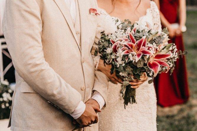 «Они подвергли всех опасности»: Молодожены провели церемонию бракосочетания, несмотря на риск заразиться коронавирусом