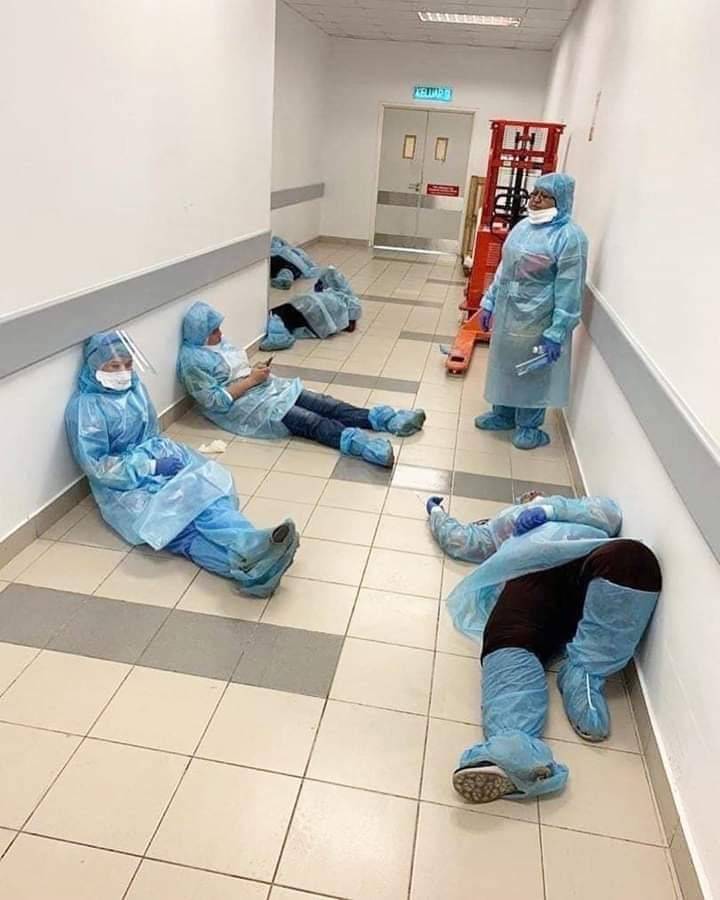 Снимок некоторых врачей после долгого дня ухода за пациентами с коронавирусом