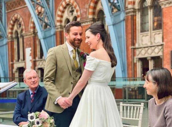Пара, которая боялась, что из-за коронавируса их свадьбу придется отменить, организовала новую церемонию за 24 часа