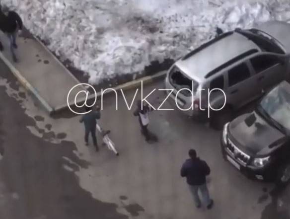 В Новокузнецке мужчина разбил легковой автомобиль кастрюлей