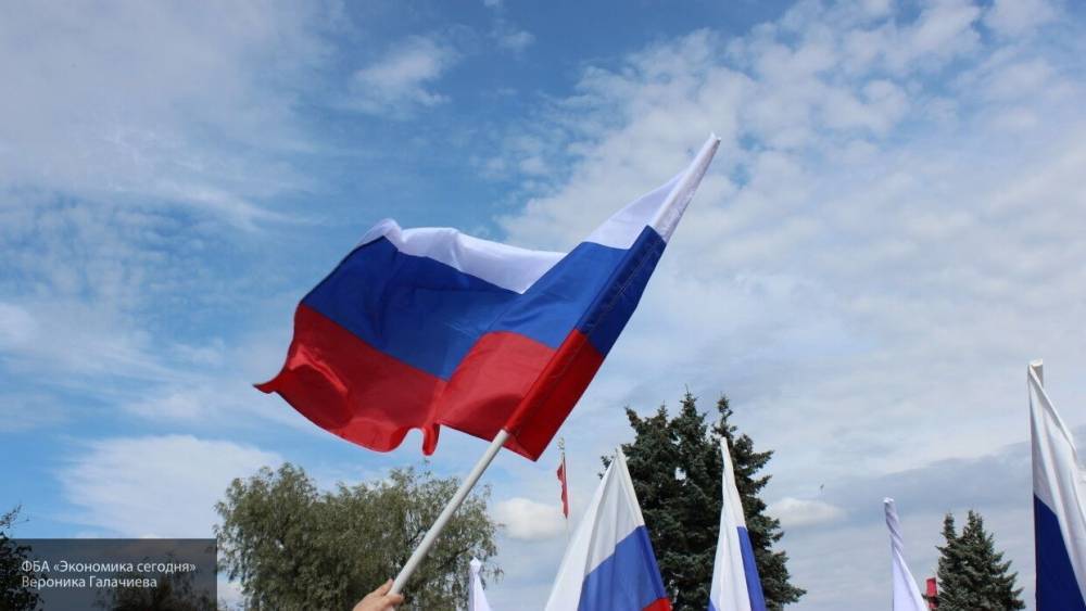 Итальянцы сворачивают флаги ЕС и устанавливают российский триколор