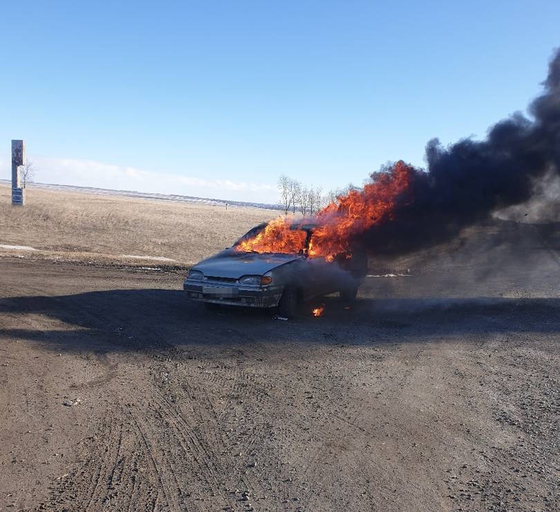 На кузбасской трассе сгорел автомобиль