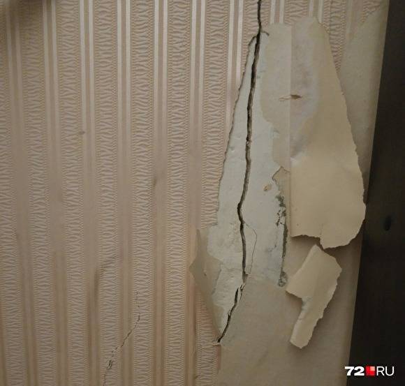 «Сквозит так, что можно волосы сушить»: многоэтажка в центре Тюмени пошла трещинами