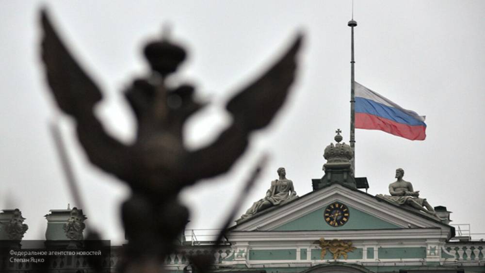 Хулиганы унесли российский флаг со здания Фрунзенского суда в Петербурге
