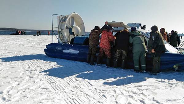 В Свердловской области спасли 350 рыбаков, уплывших на отколовшейся льдине