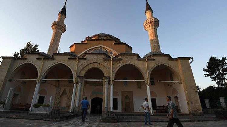В мечетях Крыма приостановили коллективные молитвы из-за коронавируса