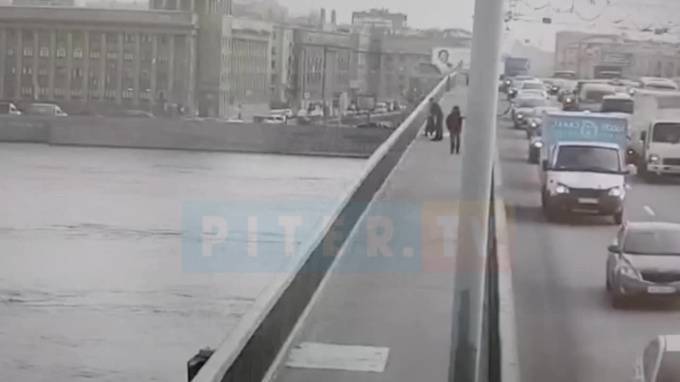 На видео попал момент падения мужчины с моста Александра Невского