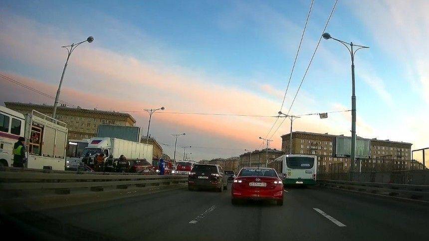Иномарка перелетела через отбойник на эстакаде и влетела в грузовик в Петербурге