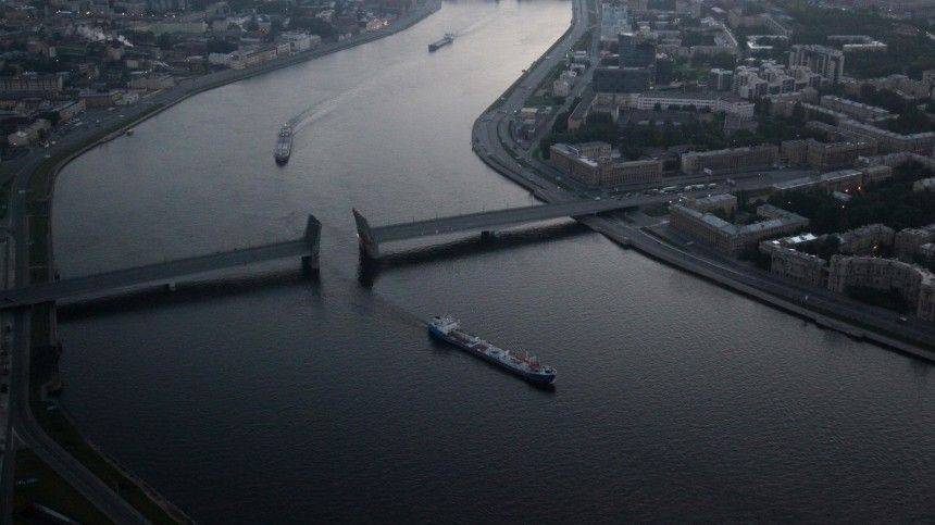 Видео: мужчина упал с моста Александра Невского в Петербурге