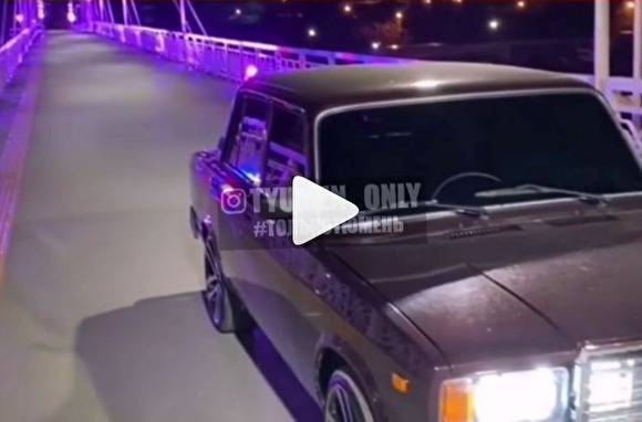 В Тюмени водитель «Жигулей» заехал на Мост влюбленных, ему грозит 2 тыс. рублей штрафа