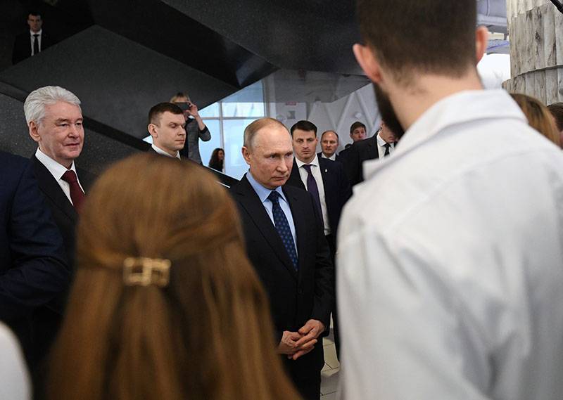 Путин приехал на стройплощадку больницы в Коммунарке