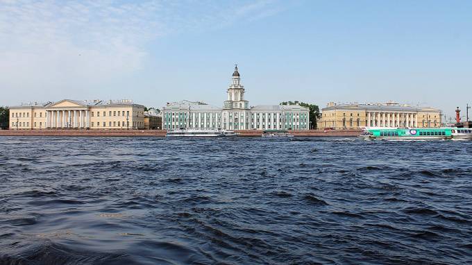 Туроператоры временно приостановят продажу туров в Петербург