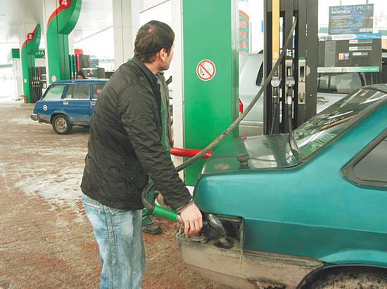 Бензин отказался дешеветь вслед за нефтью