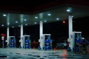 Нефтяная война России с Саудовской Аравией привела к тому, что В США бензин стал дешевле воды