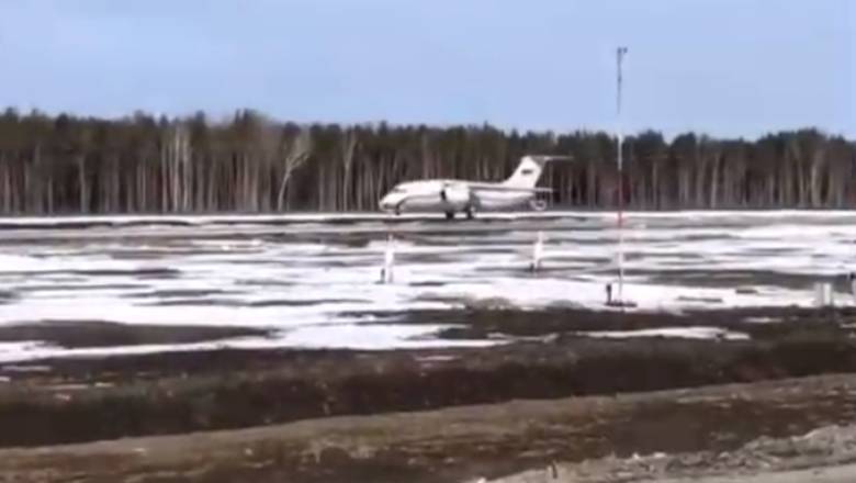 Самолет Ан-148 первым приземлился в новом аэропорту Тобольска